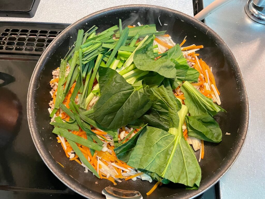 そぼろと野菜を炒める