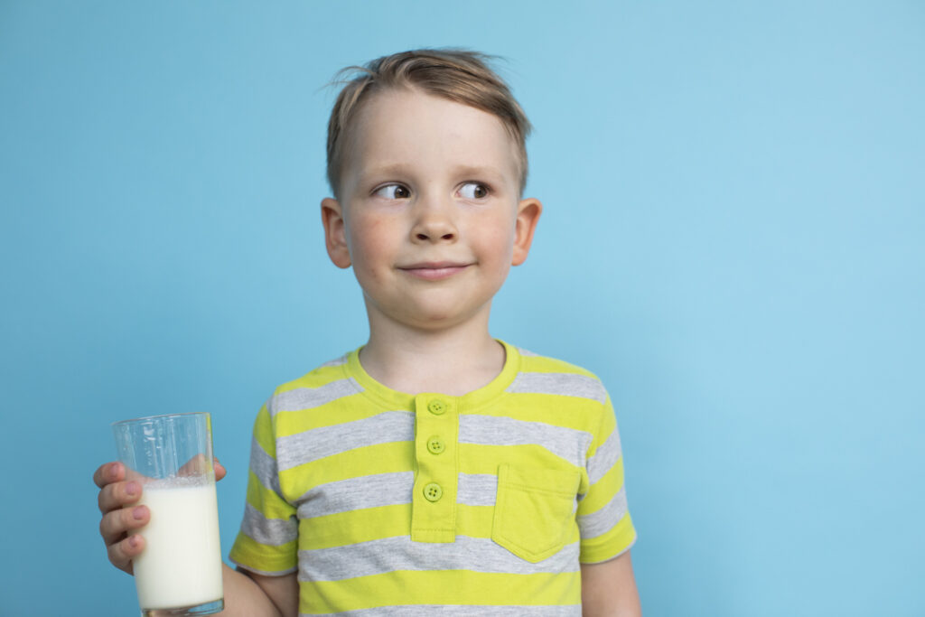 牛乳を飲む子供