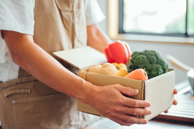 野菜を運ぶ男性