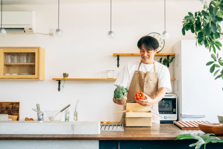 野菜を選ぶ男性