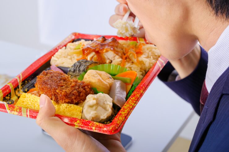 揚げ物を食べる若者